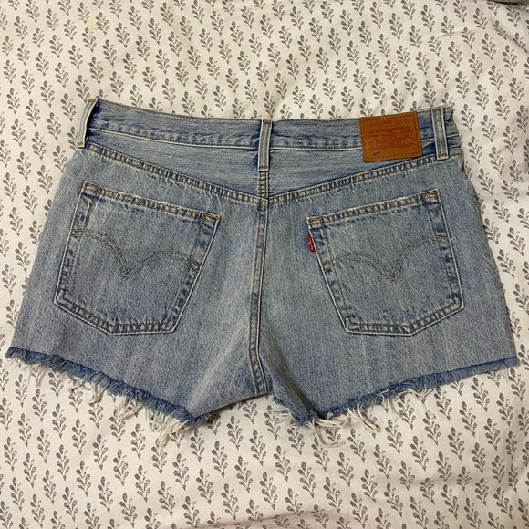 Levi’s 501 Light Wash High Rise Jean Shorts - Picture 2 of 8